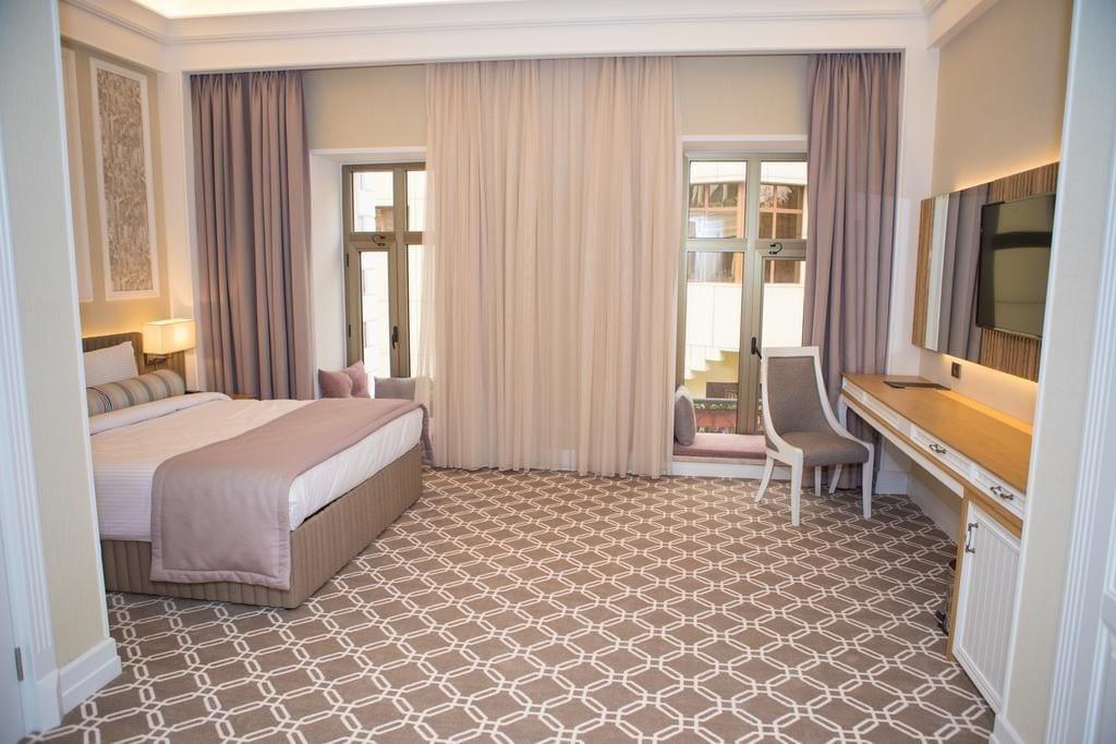 Theatrum Hotel Baku Exteriér fotografie A room at the hotel