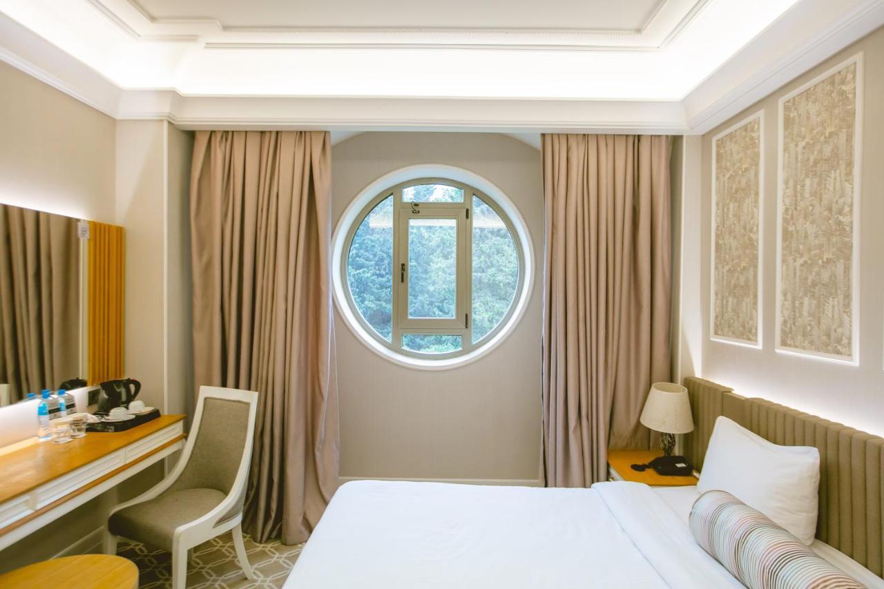 Theatrum Hotel Baku Exteriér fotografie A room at the hotel