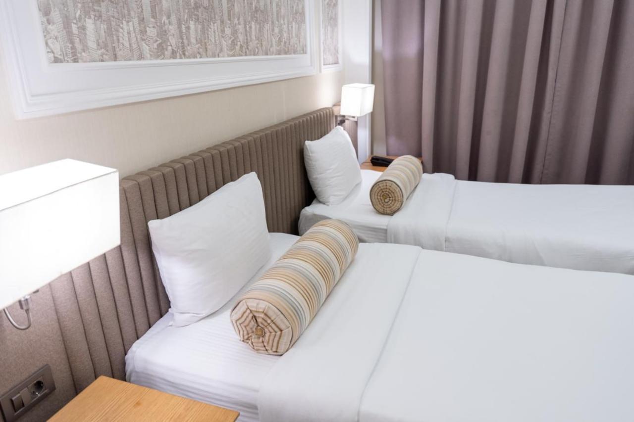 Theatrum Hotel Baku Exteriér fotografie A pair of bolsters on a bed