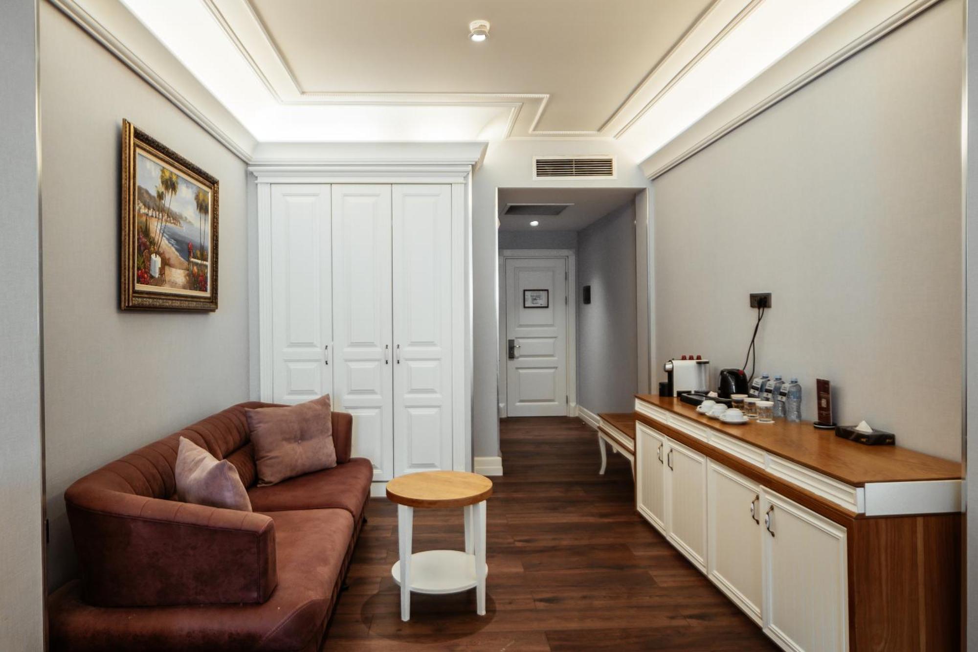 Theatrum Hotel Baku Exteriér fotografie A room at the hotel