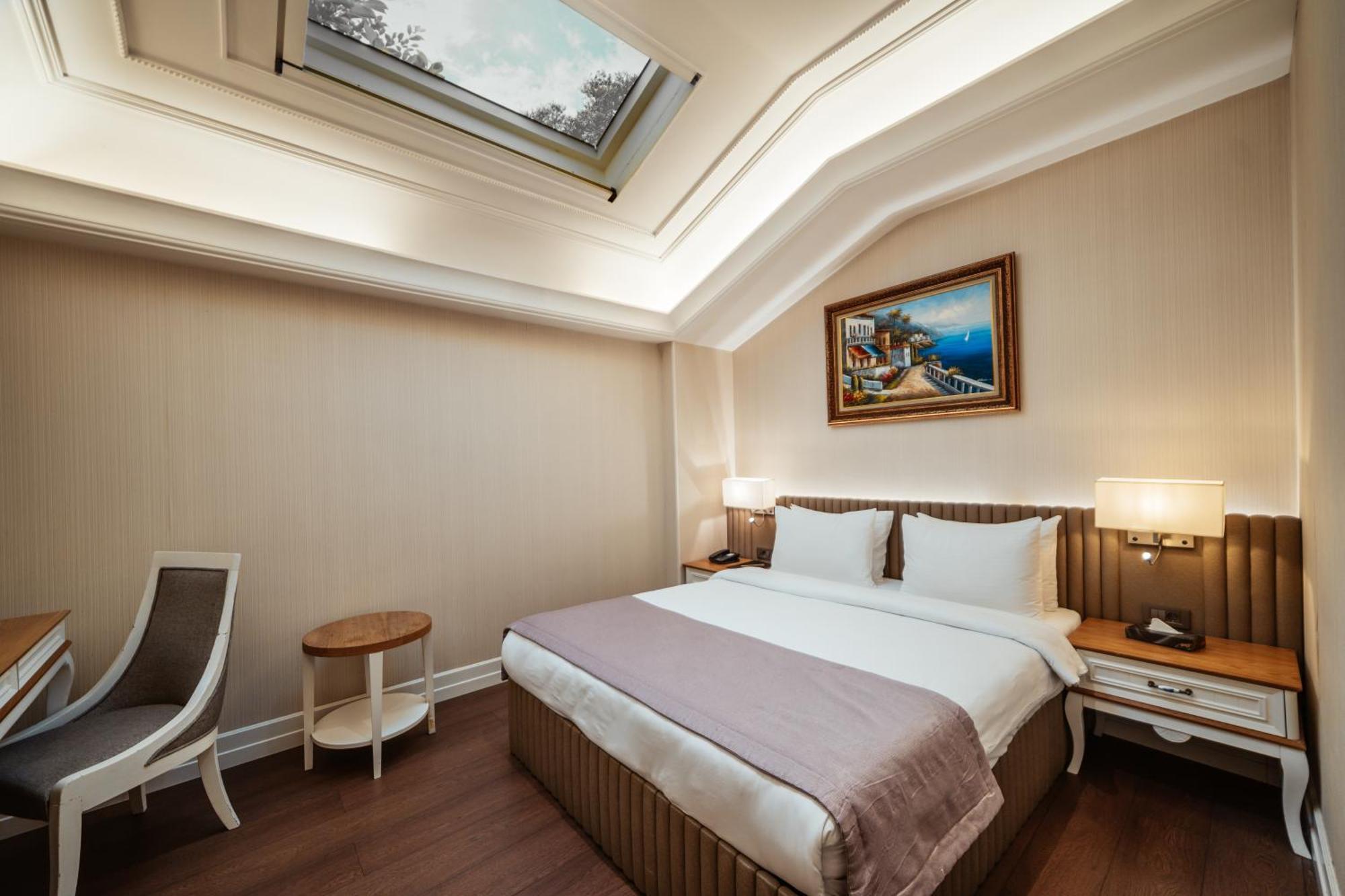 Theatrum Hotel Baku Exteriér fotografie A room at the hotel