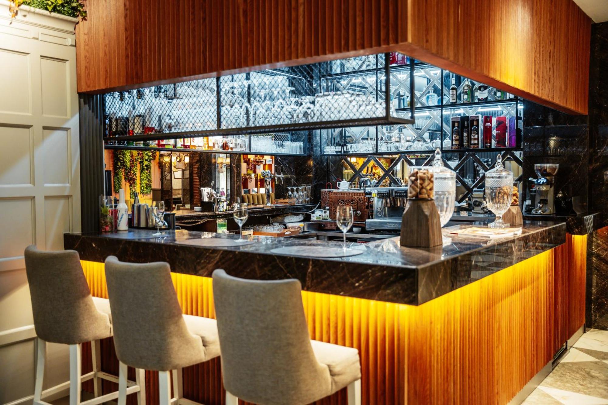 Theatrum Hotel Baku Exteriér fotografie The bar at the hotel