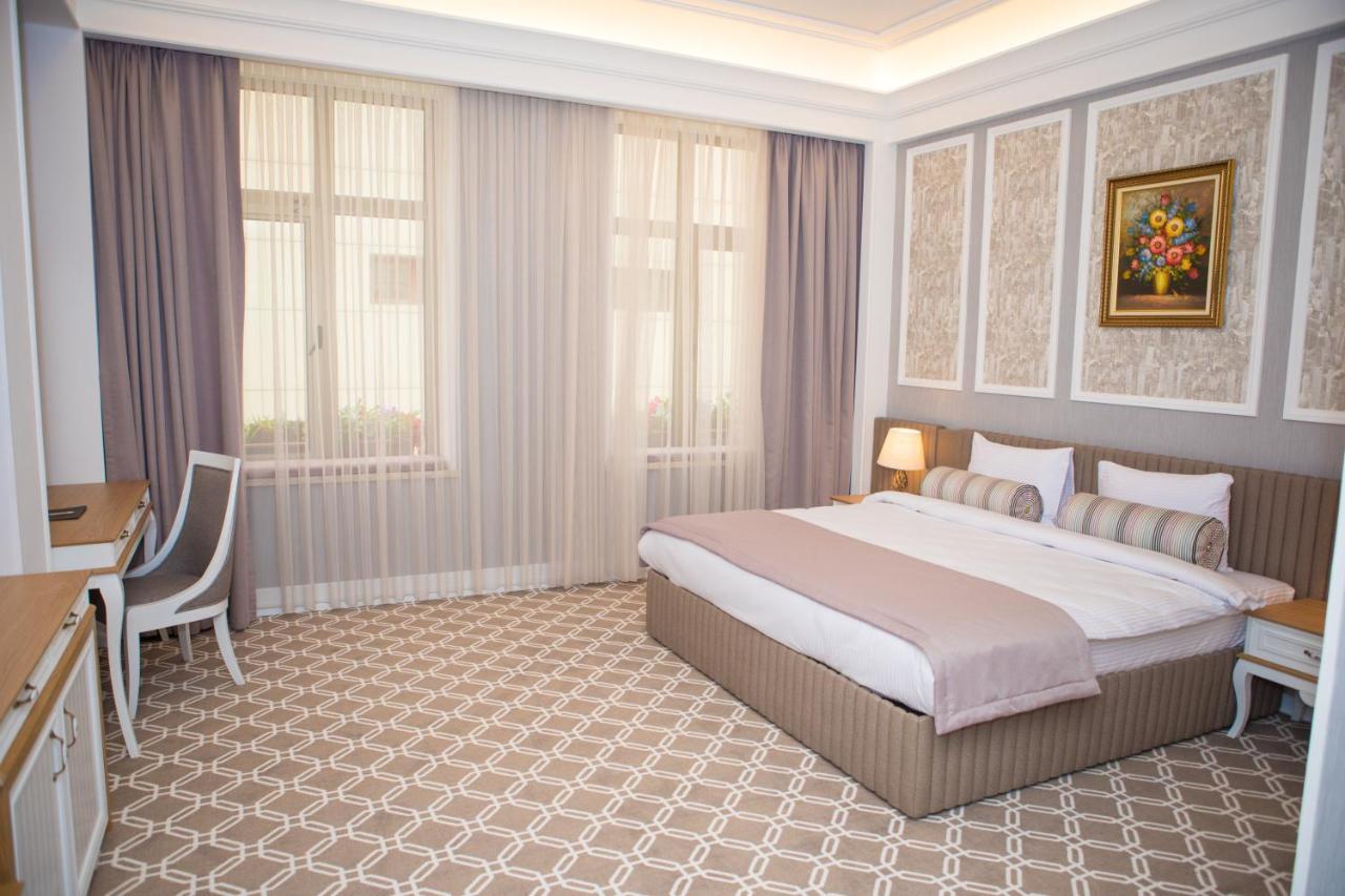 Theatrum Hotel Baku Exteriér fotografie A room at the hotel