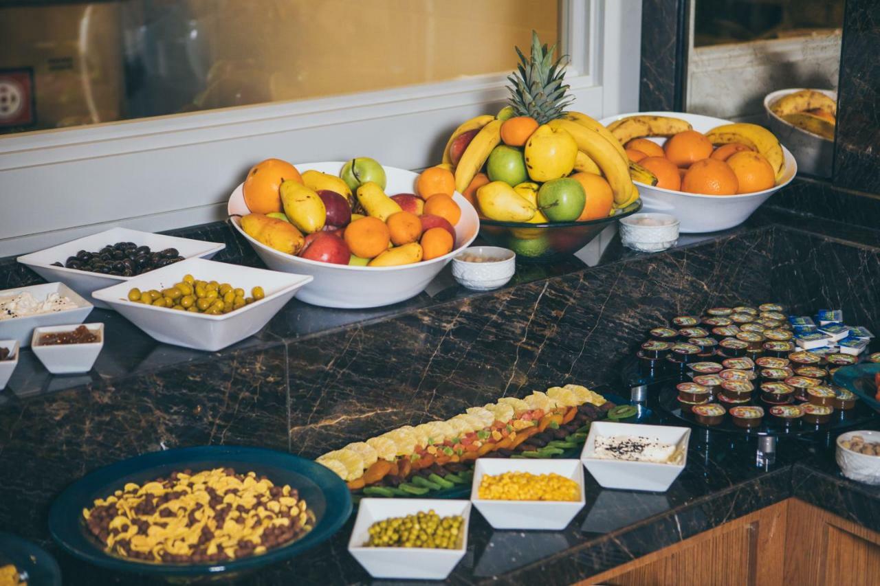 Theatrum Hotel Baku Exteriér fotografie A buffet at a hotel