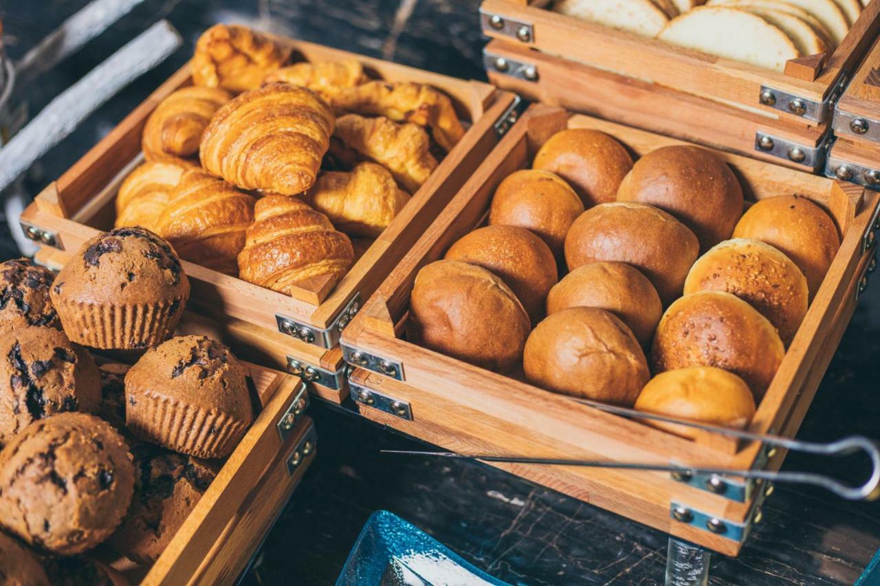 Theatrum Hotel Baku Exteriér fotografie Buns and muffins