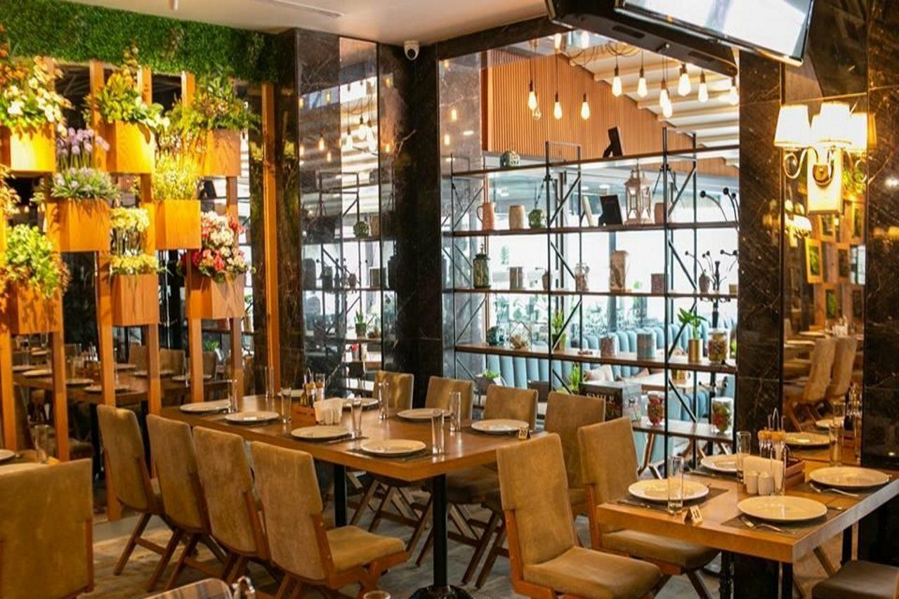 Theatrum Hotel Baku Exteriér fotografie Interior of a restaurant in India